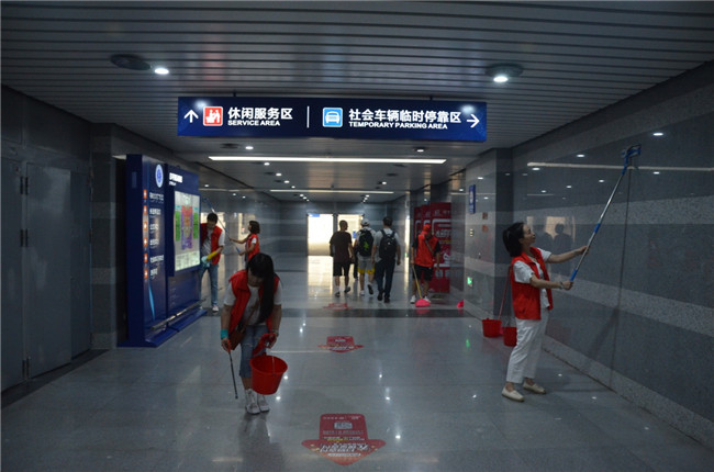 城投集團開展“創(chuàng)衛(wèi)迎暗訪、全城大掃除”主題志愿活動