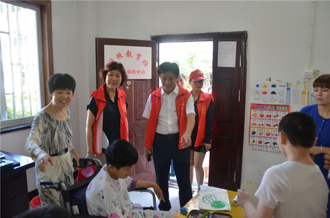 城投集團開展“傳承紅色基因，敬老愛幼先行” 現場獻愛心活動