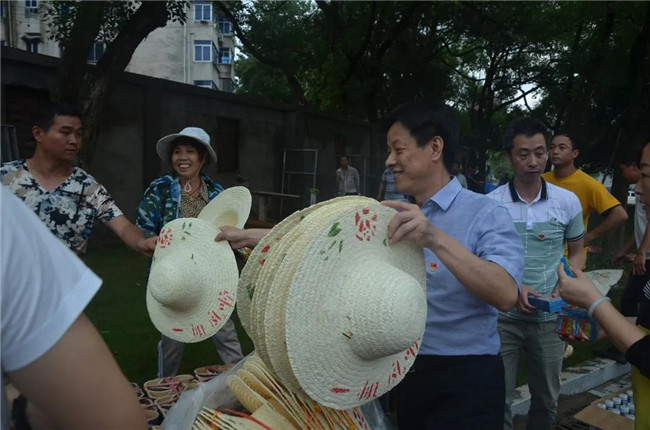 炎炎夏日送清涼，點滴關(guān)懷暖人心——城投集團各黨支部開展“送清涼”慰問一線員工活動