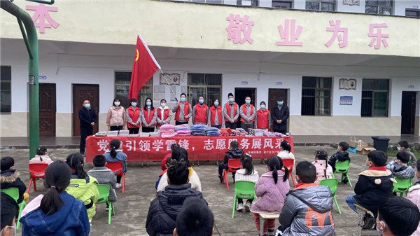 市城投集團(tuán)開(kāi)展“黨建引領(lǐng)學(xué)雷鋒，志愿服務(wù)展風(fēng)采”送溫暖活動(dòng)